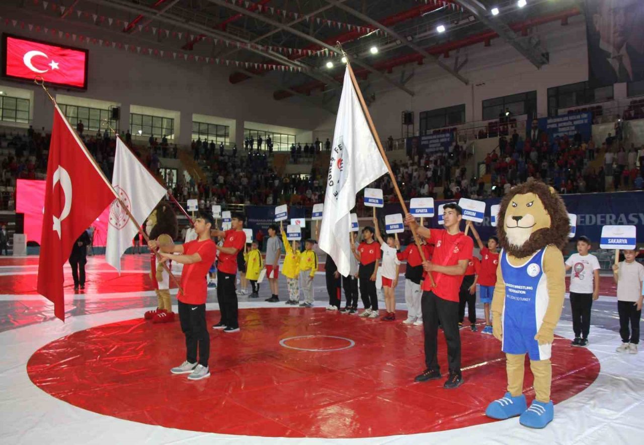 Minikler Türkiye Güreş Şampiyonası’nın açılış seremonisi yapıldı