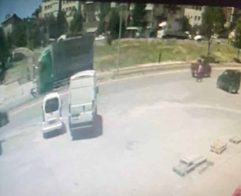 Nakliye kamyonu yayaya çarptı: 1 kişi ağır yaralı