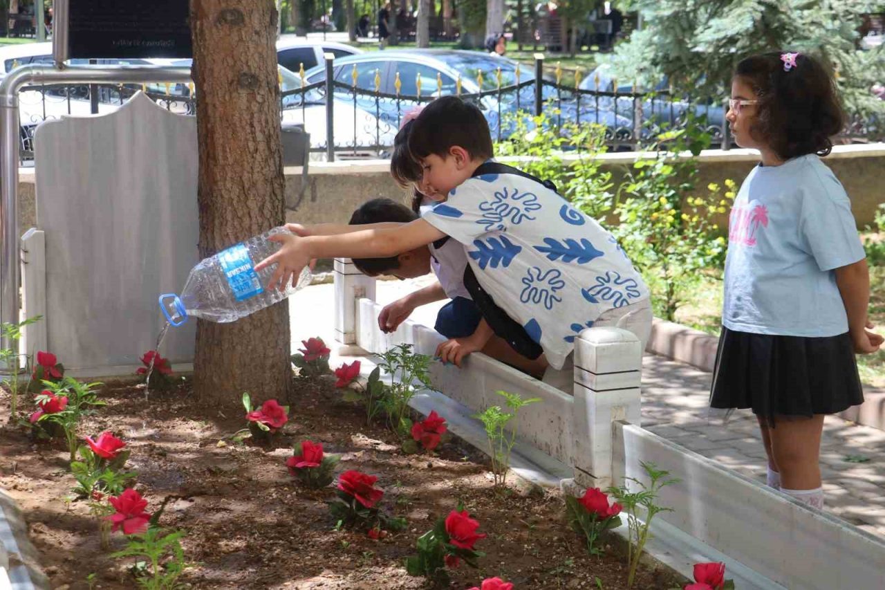 Okulun yanındaki asırlık mezara öğrencilerden vefalı dokunuş