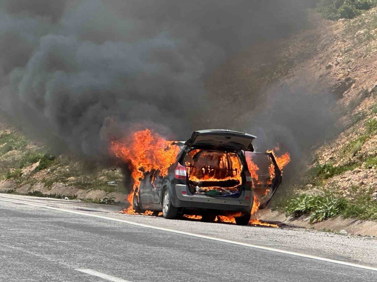 Sivas’ta seyir halindeki otomobil alev aldı, faciadan dönüldü