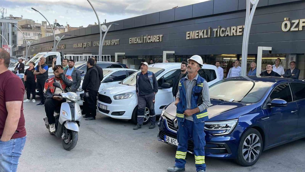 Sivas’ta vatandaşlar, yangını meraklı gözlerle izledi