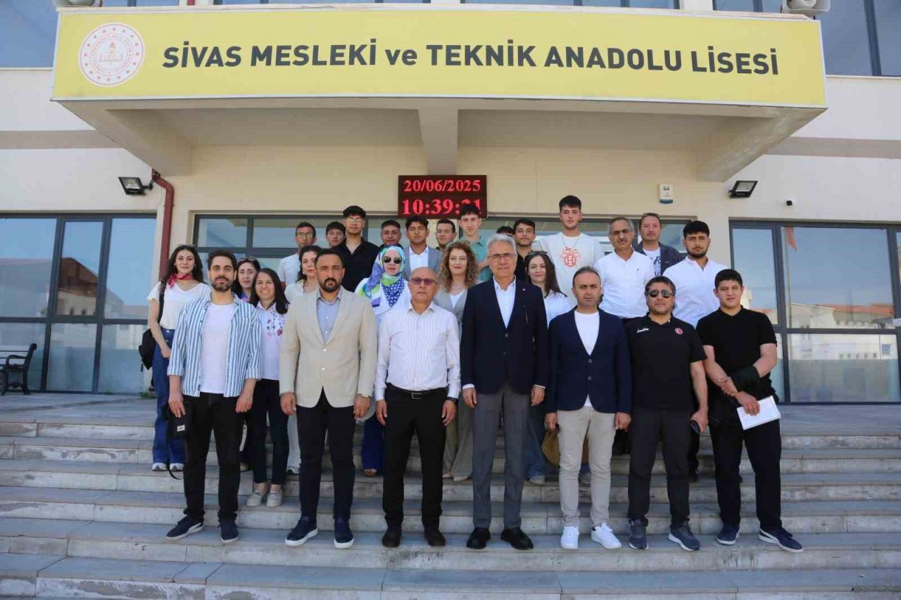 STSO Başkanı Özdemir, öğrencilerin karne heyecanına ortak oldu