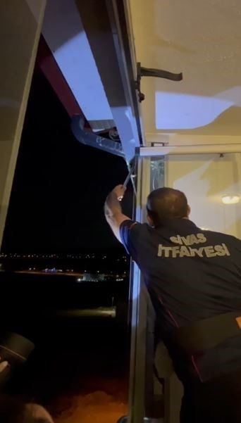 14’ncü kattan düşen atmaca yavrusu yuvasına konuldu