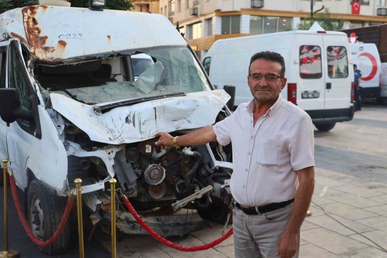 15 Temmuz darbe girişiminde hasar gören minibüs Sivas’ta sergileniyor