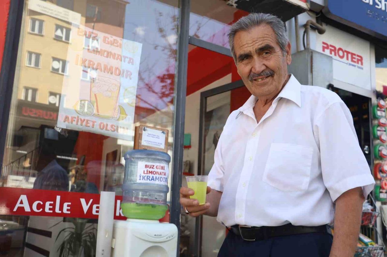 Bunaltıcı sıcaklarda bitkin düşenleri serinleten ikram