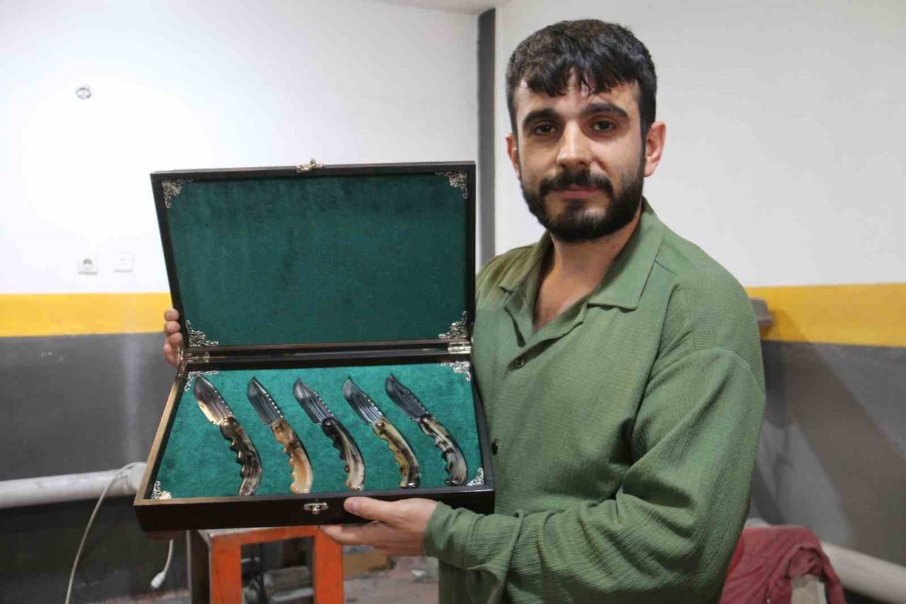 Dizilerden etkilenip 10 bin boynuz arasından seçtiği boynuzlarla eşsiz renklerde Sivas bıçakları üretti