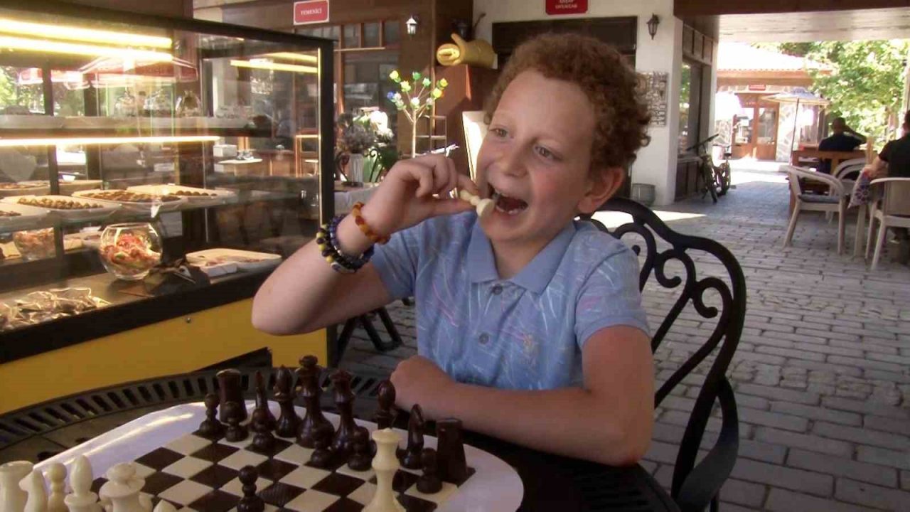 En tatlı satranç, rakibinden kazandığı taşı afiyetle yedi