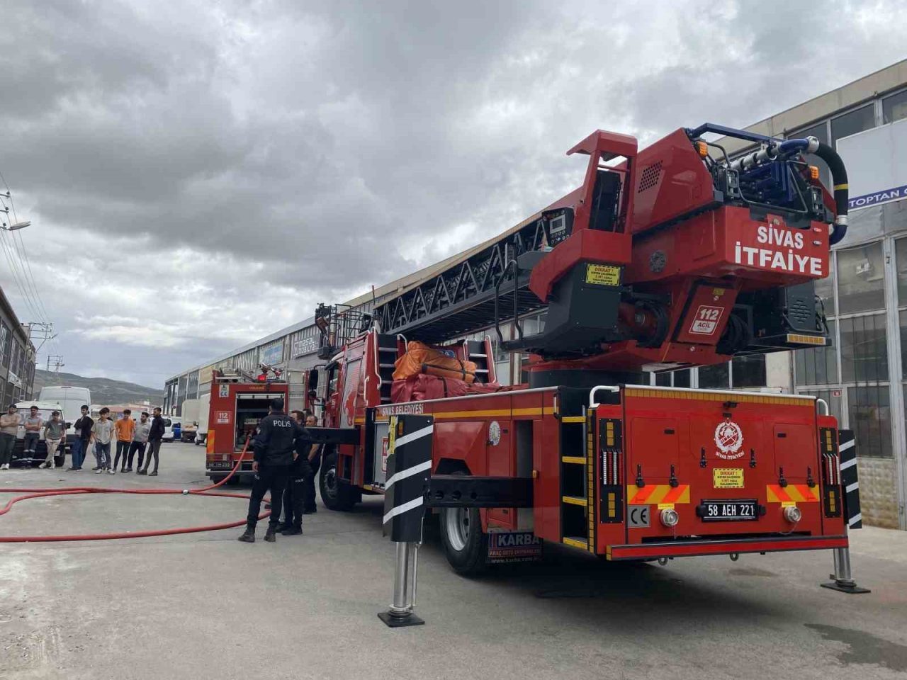 Keresteciler Sitesi’ndeki yangında itfaiye ekiplerinin zamanla yarışı kameralara yansıdı