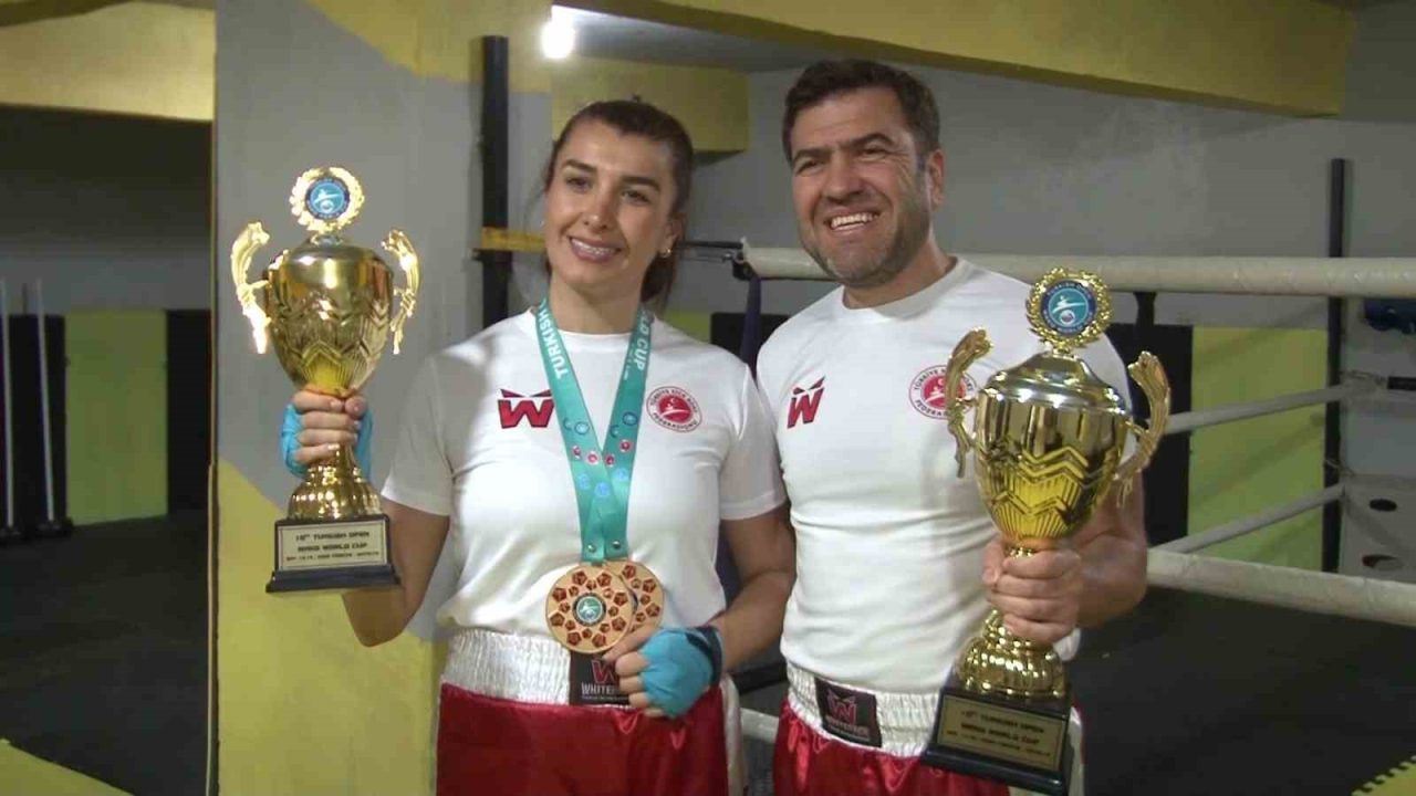 Kick boksa stres atmak için başladılar, Dünya Kupası şampiyonluğu elde ettiler