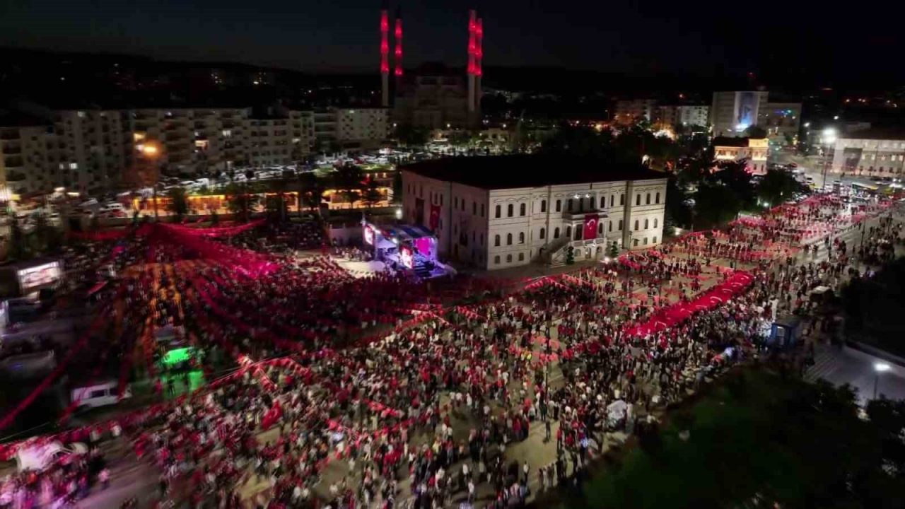 Sivas’ta “15 Temmuz Milli Birlik ve Demokrasi Yürüyüşü” düzenlendi, meydan doldu taştı