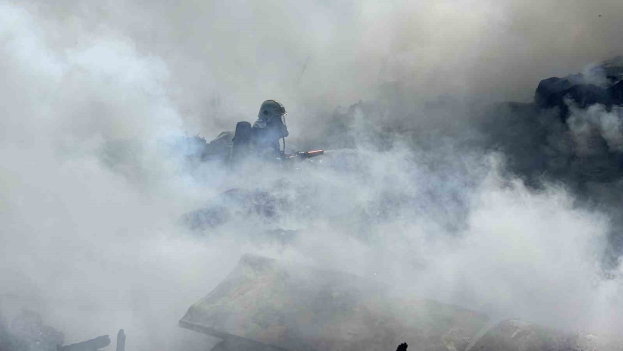 Sivas’ta atık malzemeler alev aldı, dumanı gökyüzünü kapladı