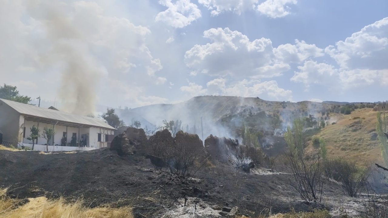 Sivas’ta çıkan yangında 12 ev zarar gördü, alevler ormana sıçramadan kontrol altına alındı
