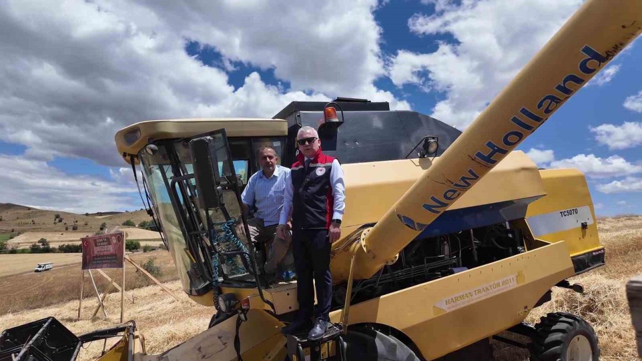 Sivas’ta ilk hububat hasadı Vali Yılmaz Şimşek tarafından gerçekleştirildi