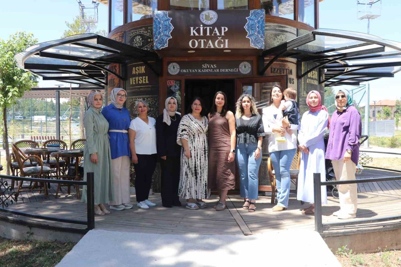 Sivas’ta kadınlar kadın programları izlemek yerine kitap okuyor
