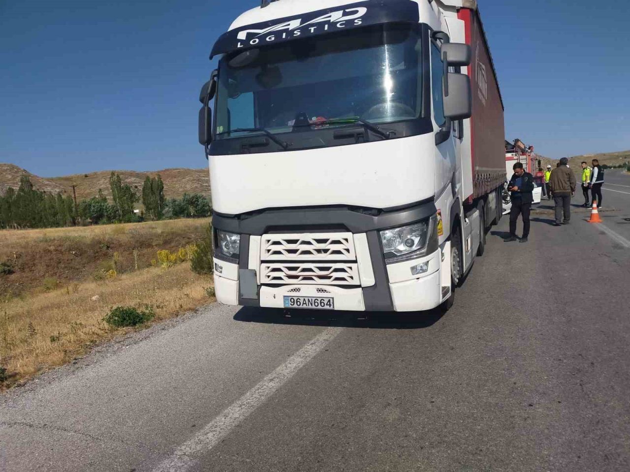 Sivas’ta otomobil tıra çarptı: 1 çocuk öldü, 5 kişi yaralandı