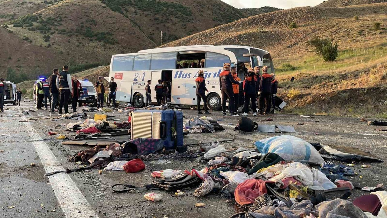 Sivas’ta yolcu otobüsü devrildi: 3 ölü, 24 yaralı