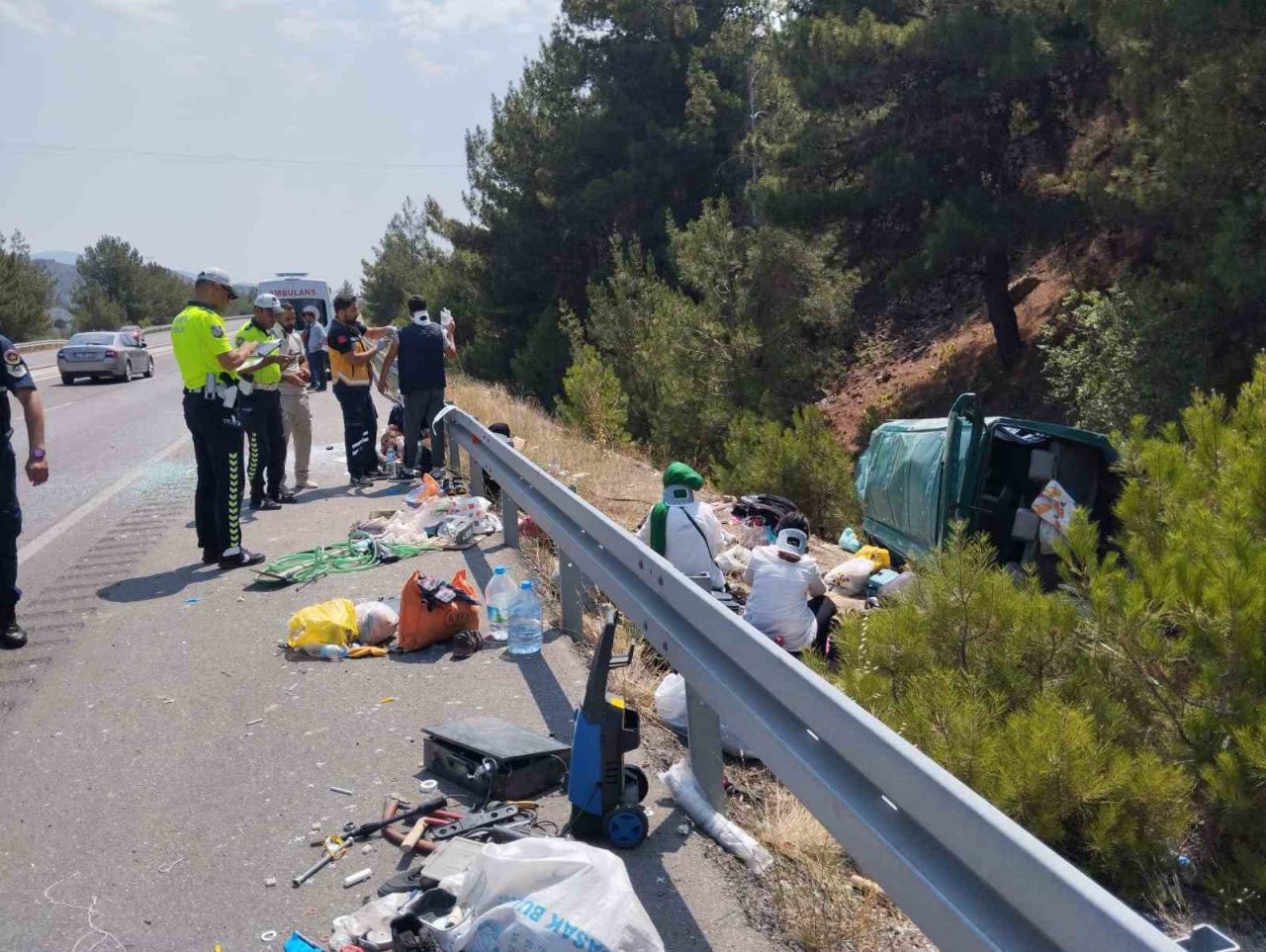 Sivas’ta yoldan çıkan minibüs takla attı: 13 yaralı