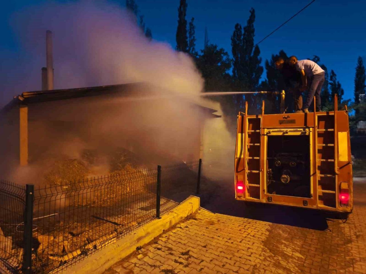 Sızır Belediyesi yufka üretim tesisinde yangın çıktı