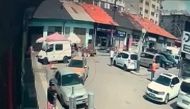 Direksiyon başında rahatsızlanan sürücü 6 araca çarptı: Kaza anı kamerada