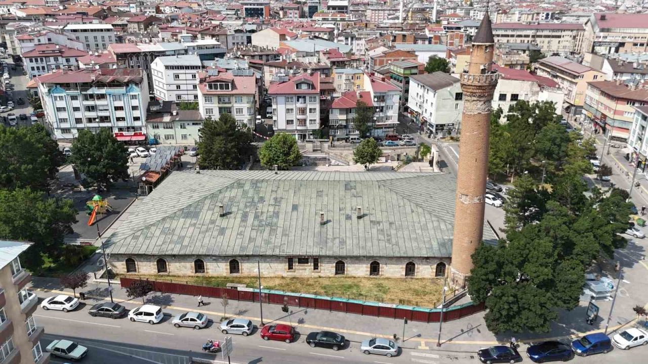 Eğri minaresiyle dikkat çeken 832 yıllık tarihi Sivas Ulu Camii’nin restorasyon çalışmalarına başlandı