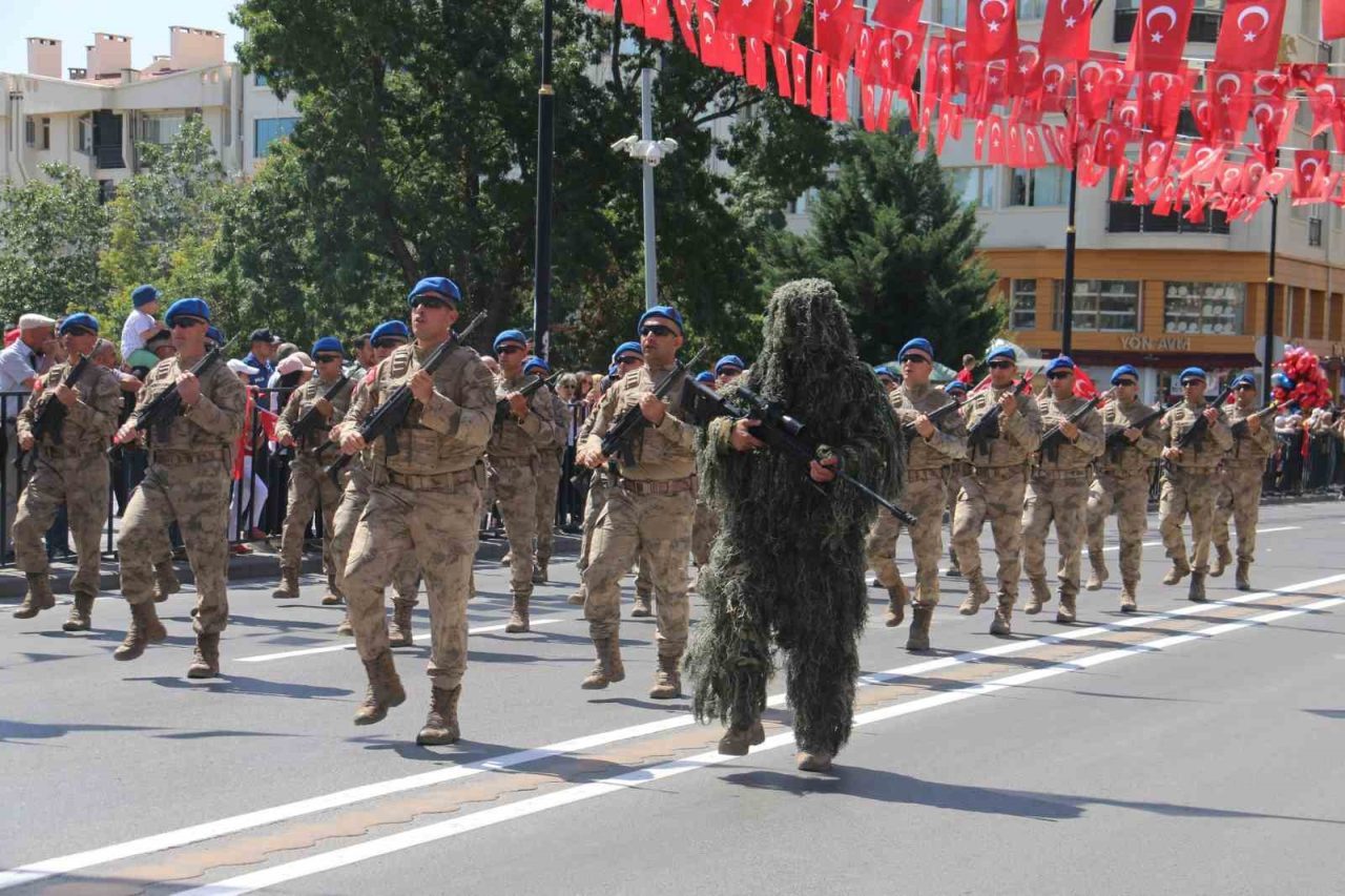 Gururlandıran tören geçişi izleyenlerden tam not aldı