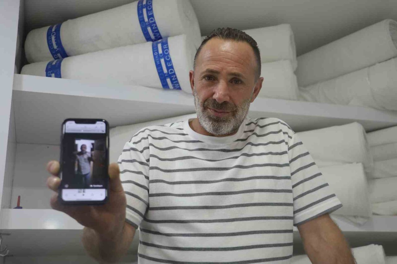 İş yerine giren 2 metrelik yılana “kanka” diye hitap edip boynuna doladı