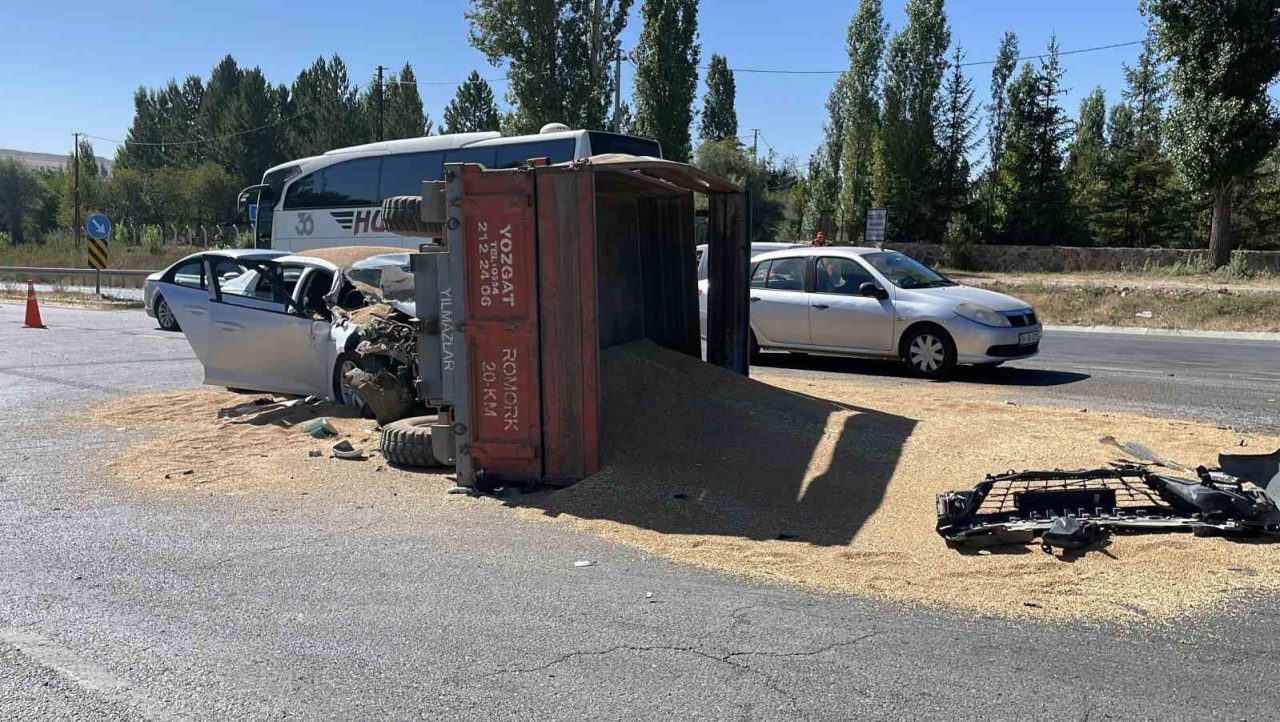 Kontrolsüz yola çıkan buğday yüklü traktör kazaya neden oldu: 3 yaralı