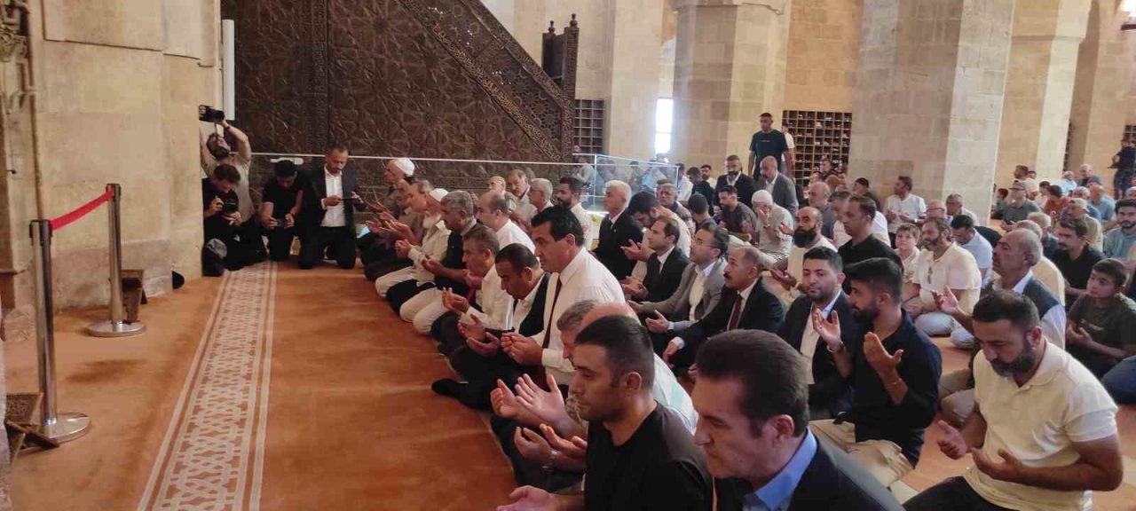 Özgür Özel Divriği Ulu Camii’de Cuma Namazı kıldı