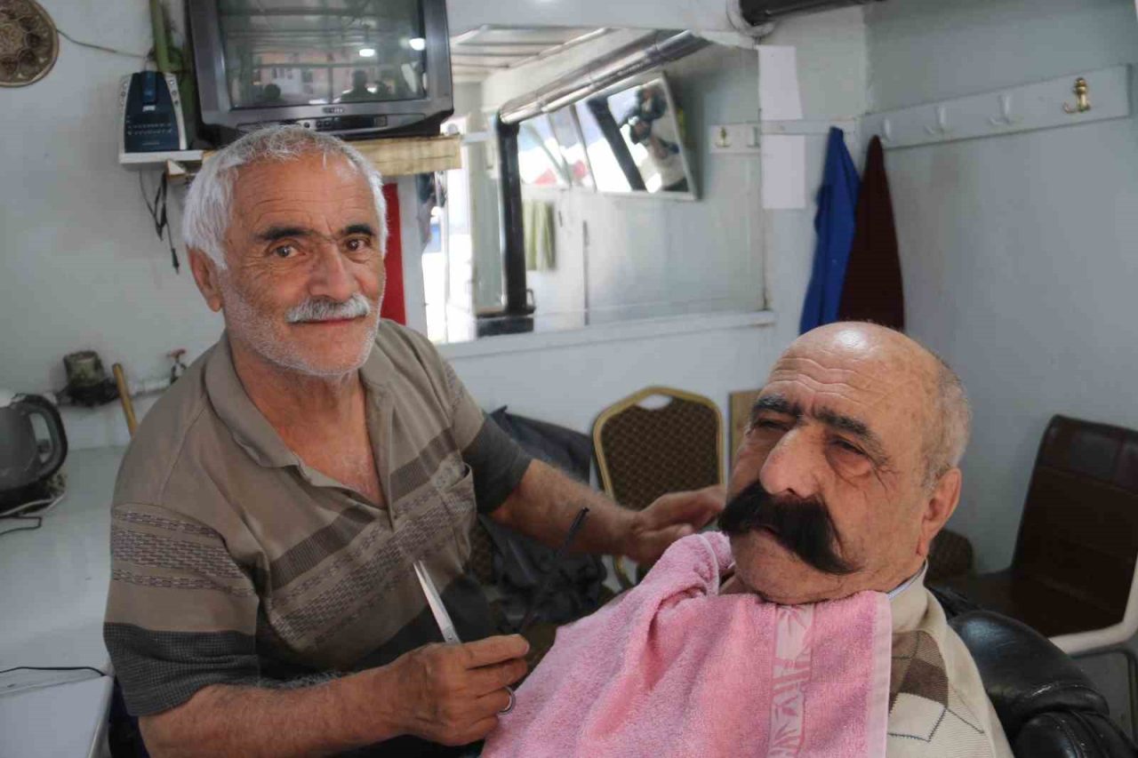 Sivas’ın en yaşlı berberi, 35 yıldır kerpiç dükkanda berberlik yapıyor