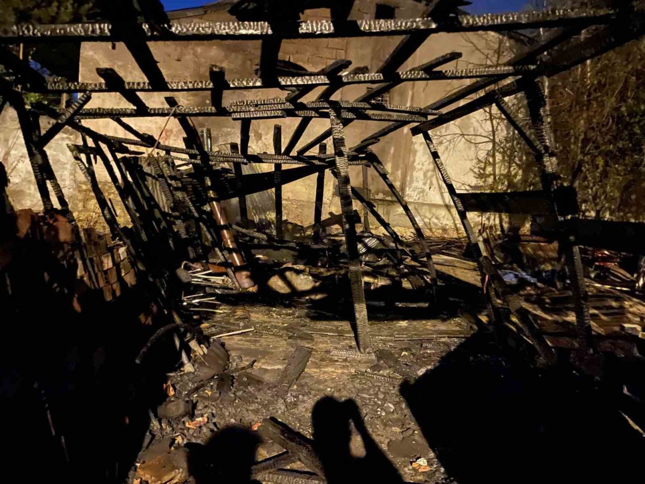 Sivas’ta garaj yangını: Alevler geceyi aydınlattı