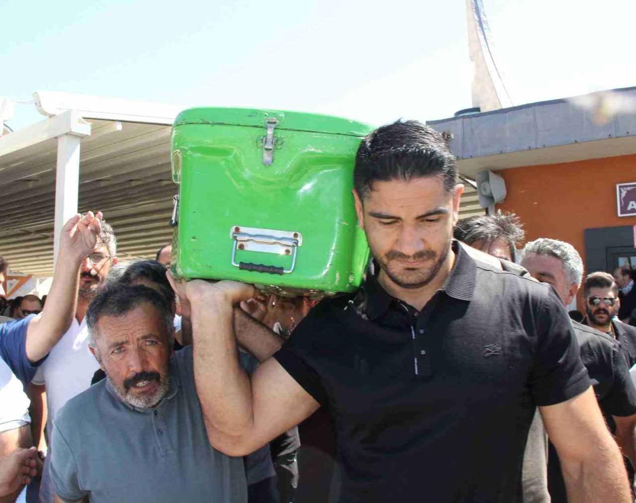 Taha Akgül’ün dedesi son yolculuğuna uğurlandı