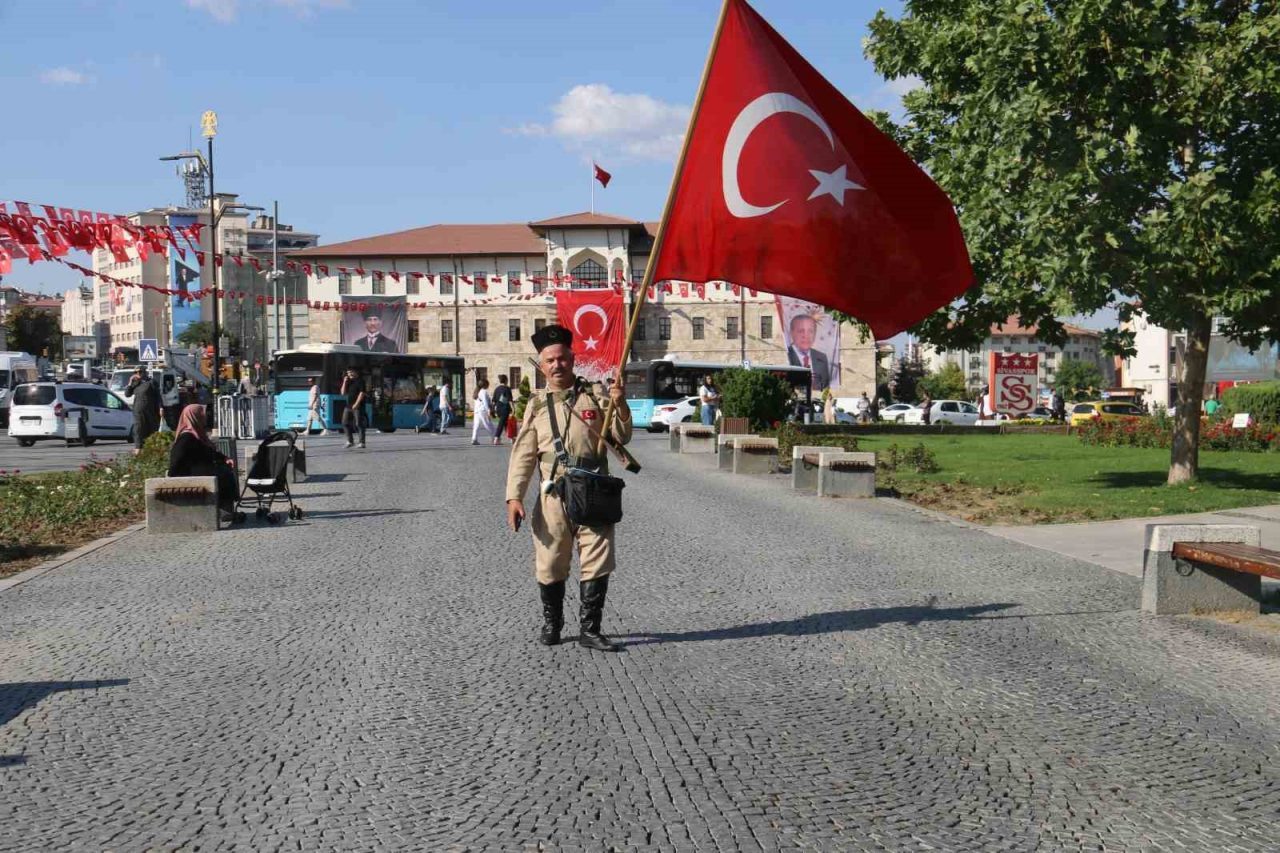 Tarihi yansıtan kıyafetleriyle Sivas sokaklarında dolaşıyor, görenler fotoğraf çektirmek için yarışıyor