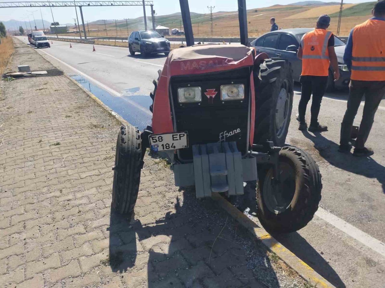 Traktör ile otomobil çarpıştı: 3 yaralı