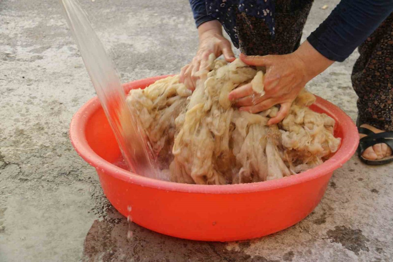 Yün yorgan ve yastıklar geleneksel yöntemler ile kışa hazırlanıyor
