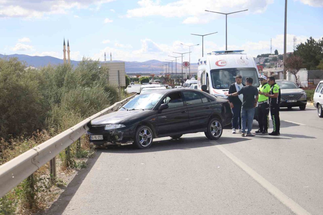Bariyerlerle tırın arasında sıkışan otomobil metrelerce sürüklendi