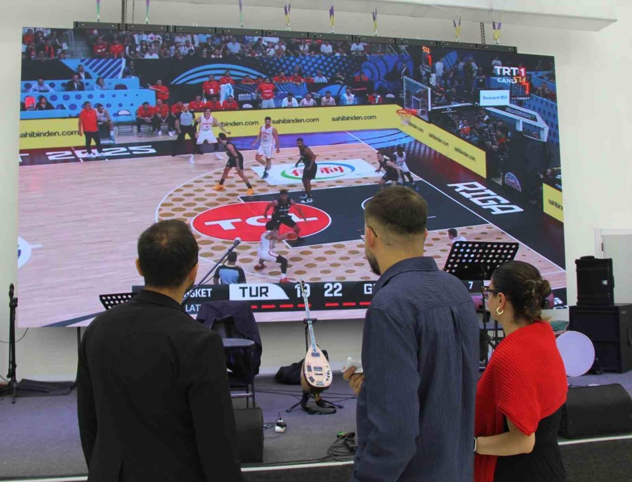 Davetliler düğünde hem eğlendi hem milli maç heyecanı yaşadı