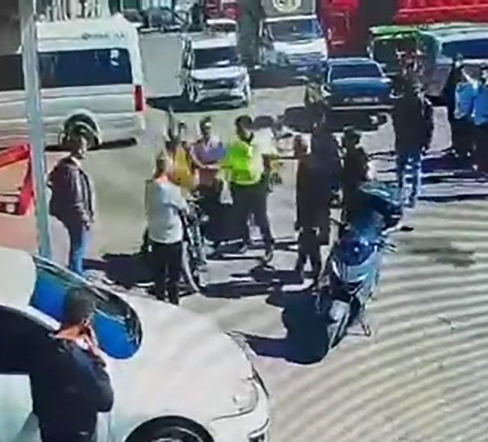 Evrak isteyen polise yumrukla karşılık verdi