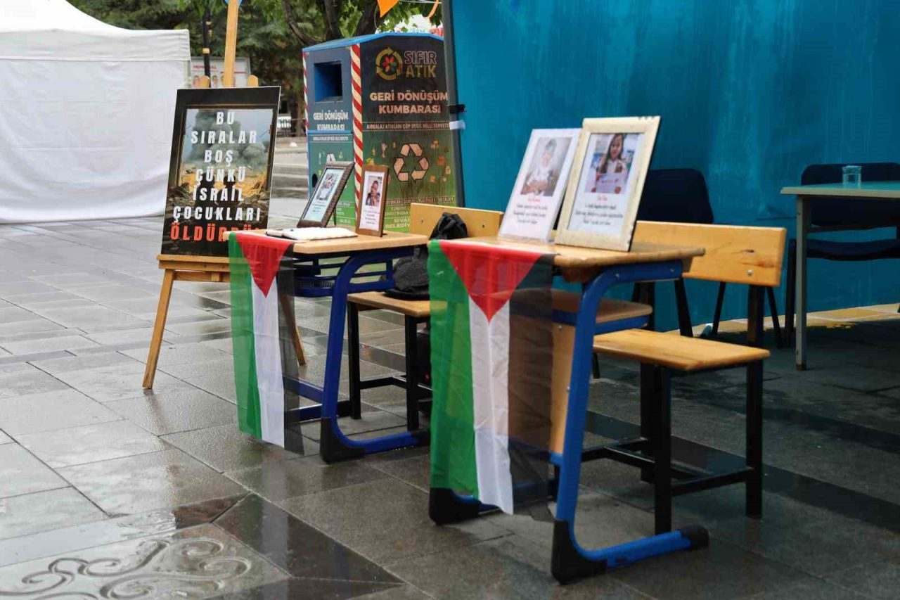 Filistin’de sıraları boş kalan şehit öğrenciler Sivas’ta anıldı