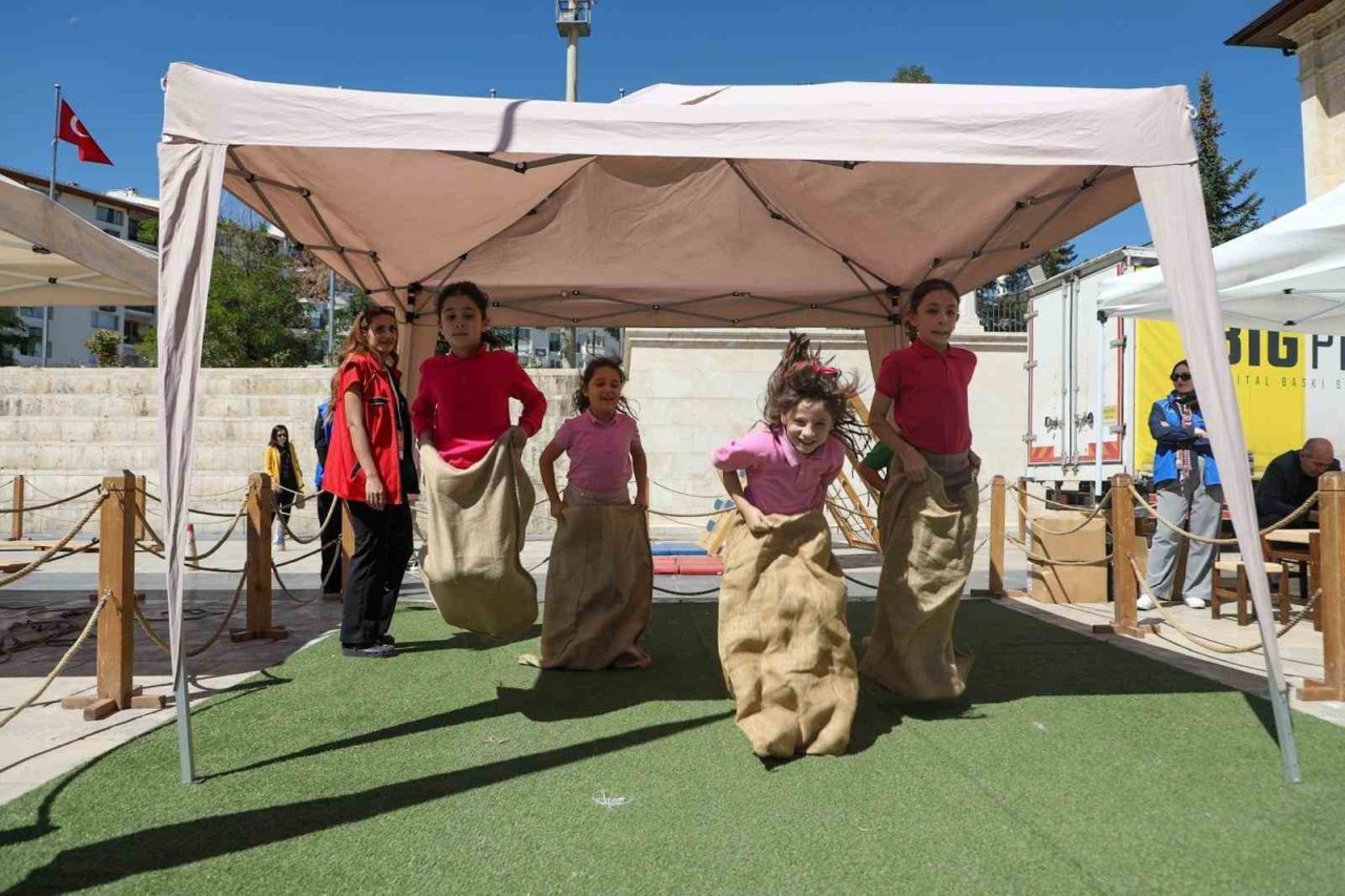 “Geleneksel Oyunlar” Sivas’ta çocukları sevindirdi