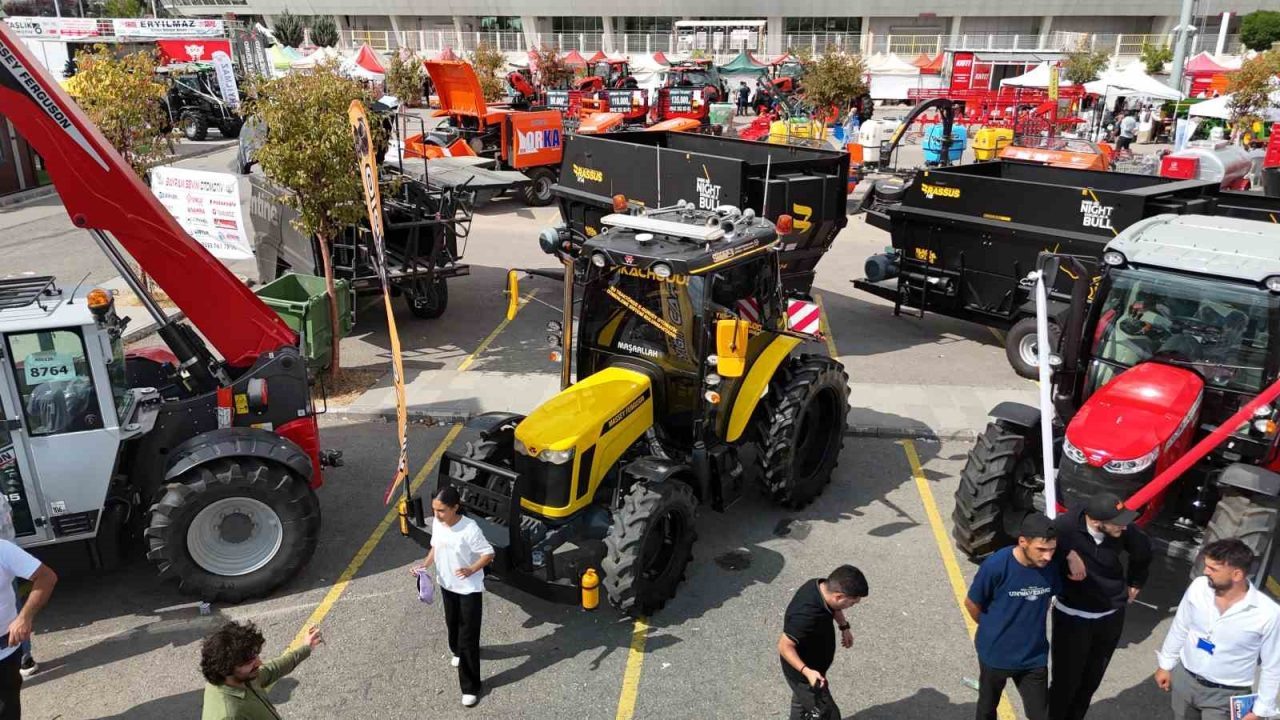 Görenler bir daha baktı, alışılmış renklerin dışındaki traktörler ilgi odağı oldu
