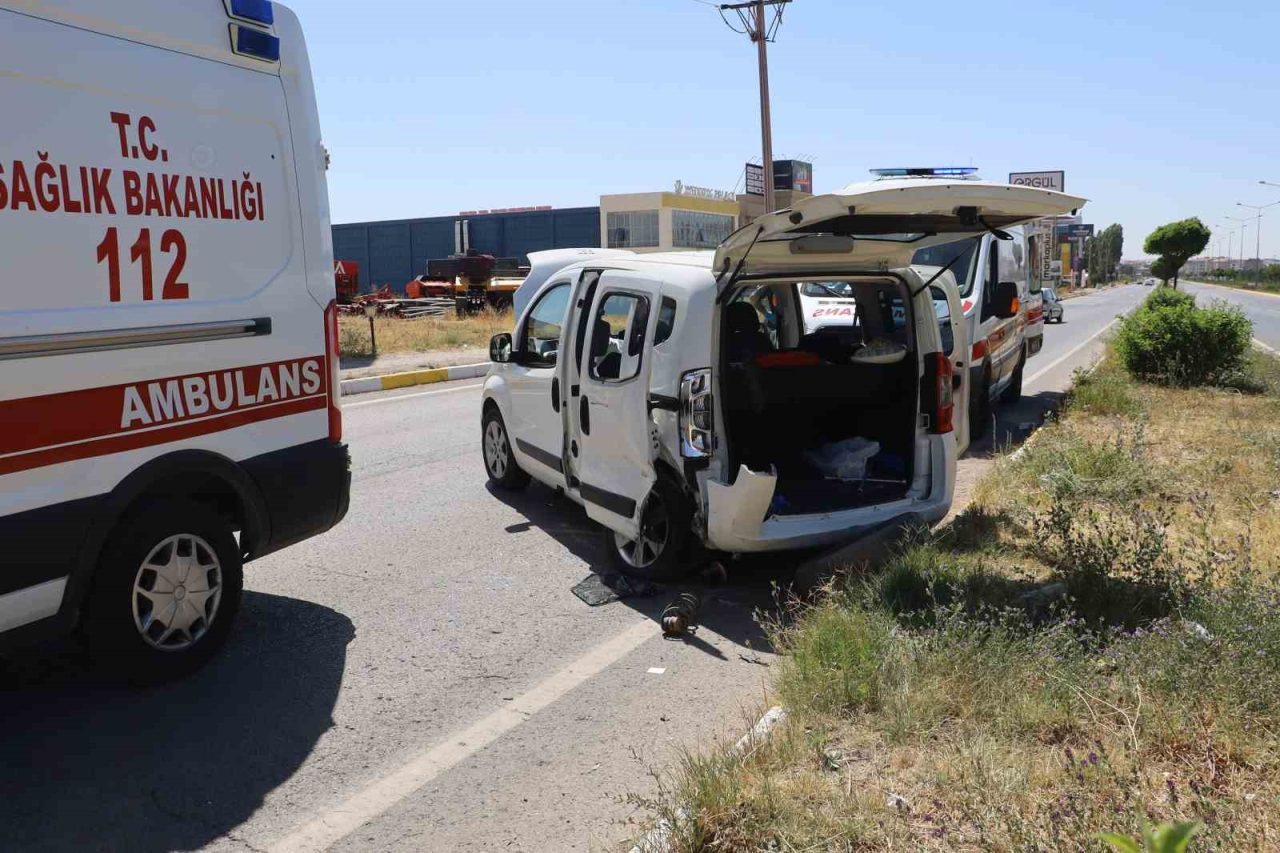 Hafif ticari araç ile otomobil çarpıştı, 6 kişi yaralandı