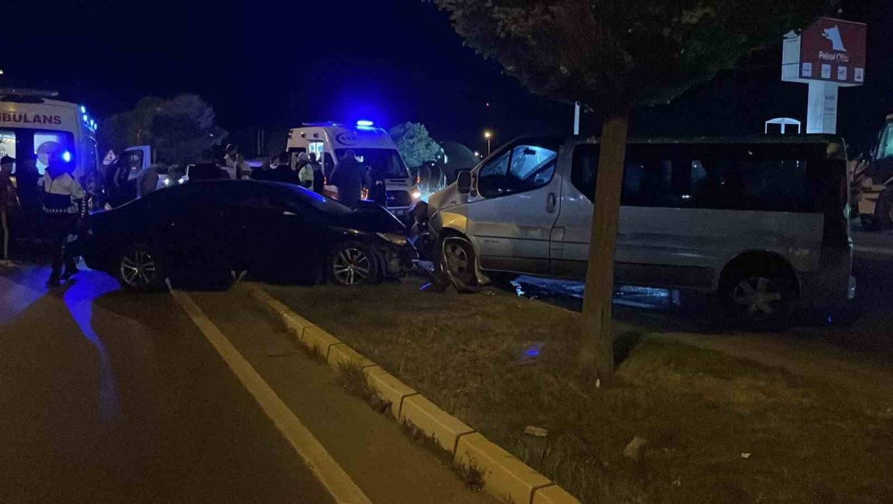 Sivassporlu futbolcular kazaya karıştı: 3’ü sporcu 5 kişi yaralandı