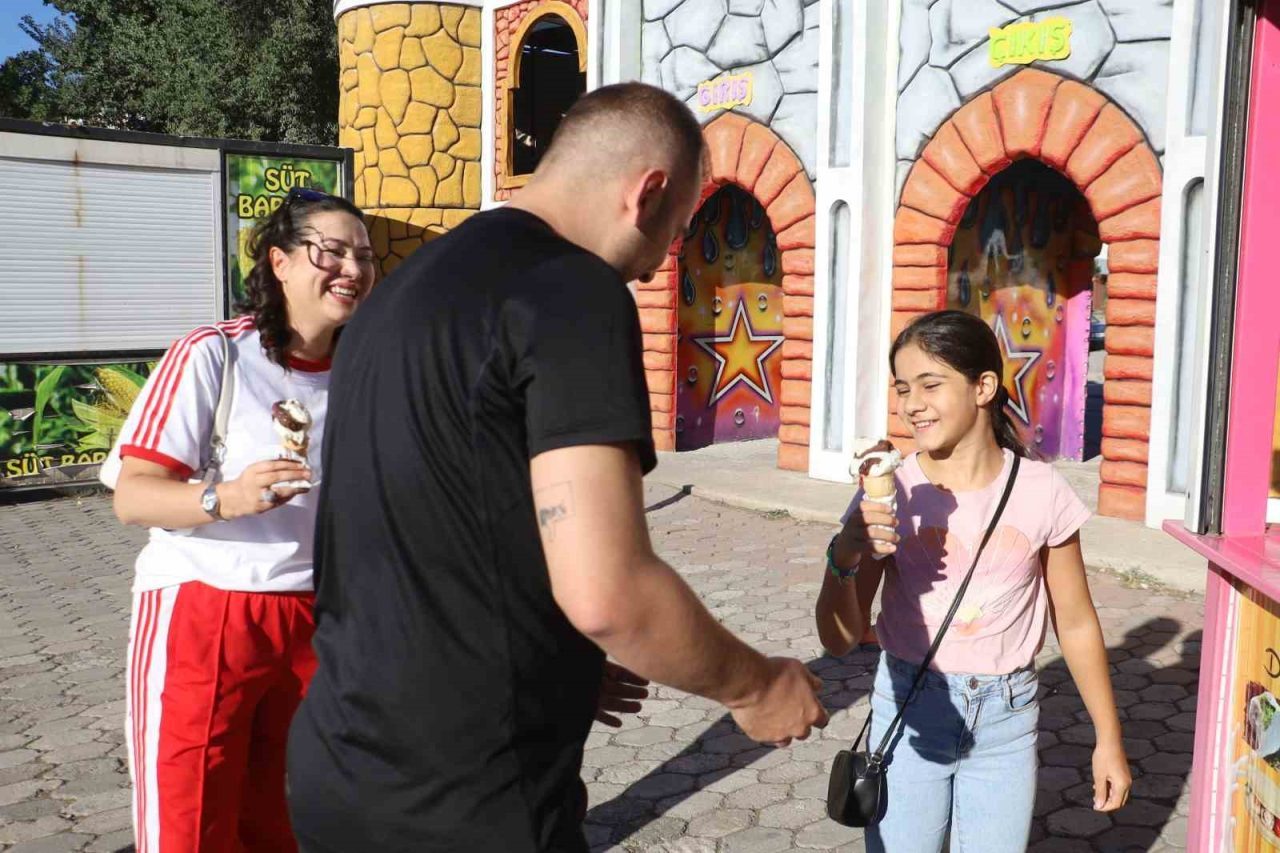 Sivas’ta çocuk sahibi olmayan çift, evlilik yıl dönümlerini lunaparkta onlarca çocuğu eğlendirerek kutladı