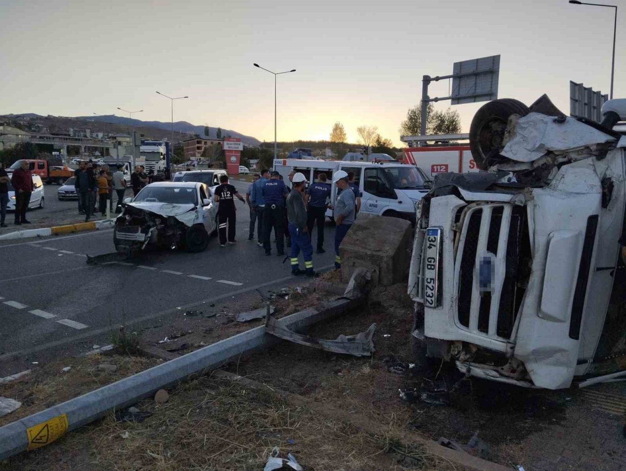 Sivas’ta fındık işçilerini taşıyan minibüs otomobille çarpıştı: 15 yaralı