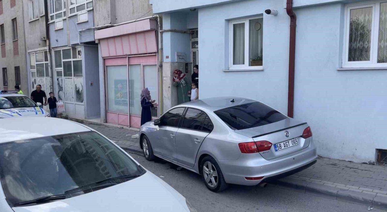 Sivas’ta polisten kaçan otomobil apartmana çarptı, bina sakinleri deprem oluyor zannetti