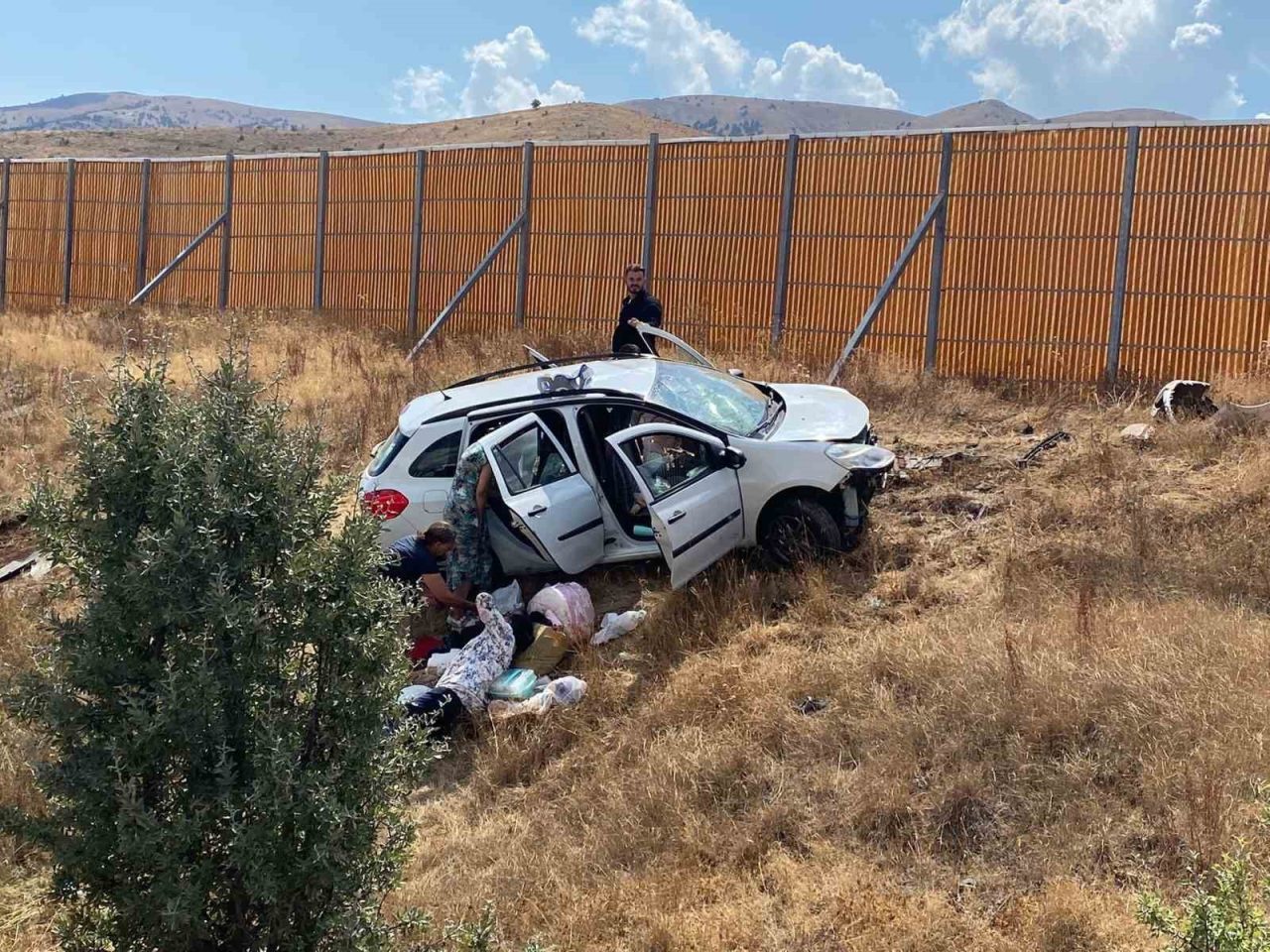 Sivas’ta yoldan çıkan araçtaki 1’i bebek 4 kişi yaralandı