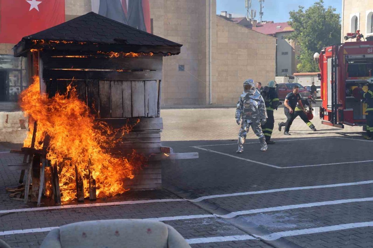 Tatbikat gerçeğini aratmadı, itfaiye personelinin soğukkanlılığı alkış topladı