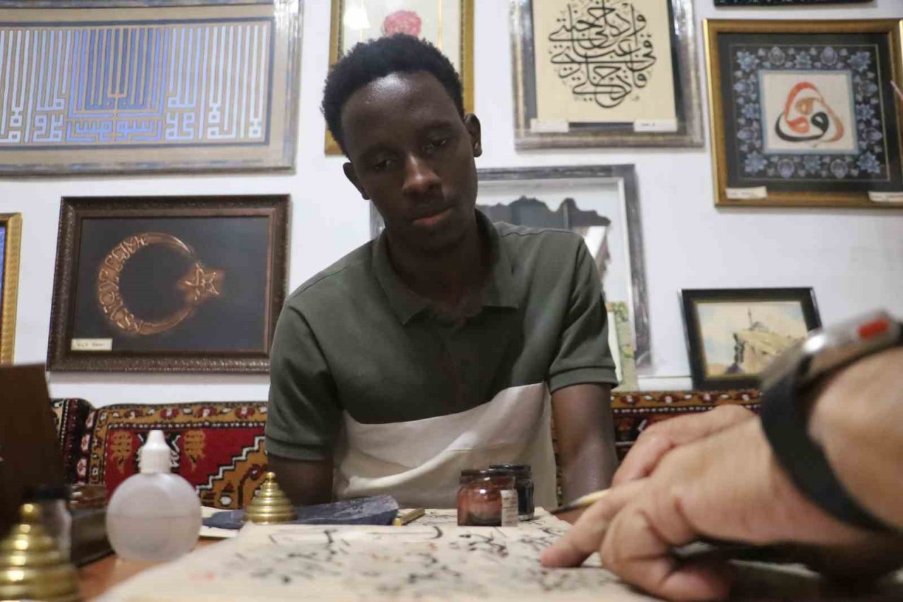 Ugandalı öğrenci Sivas’ta hattat oldu