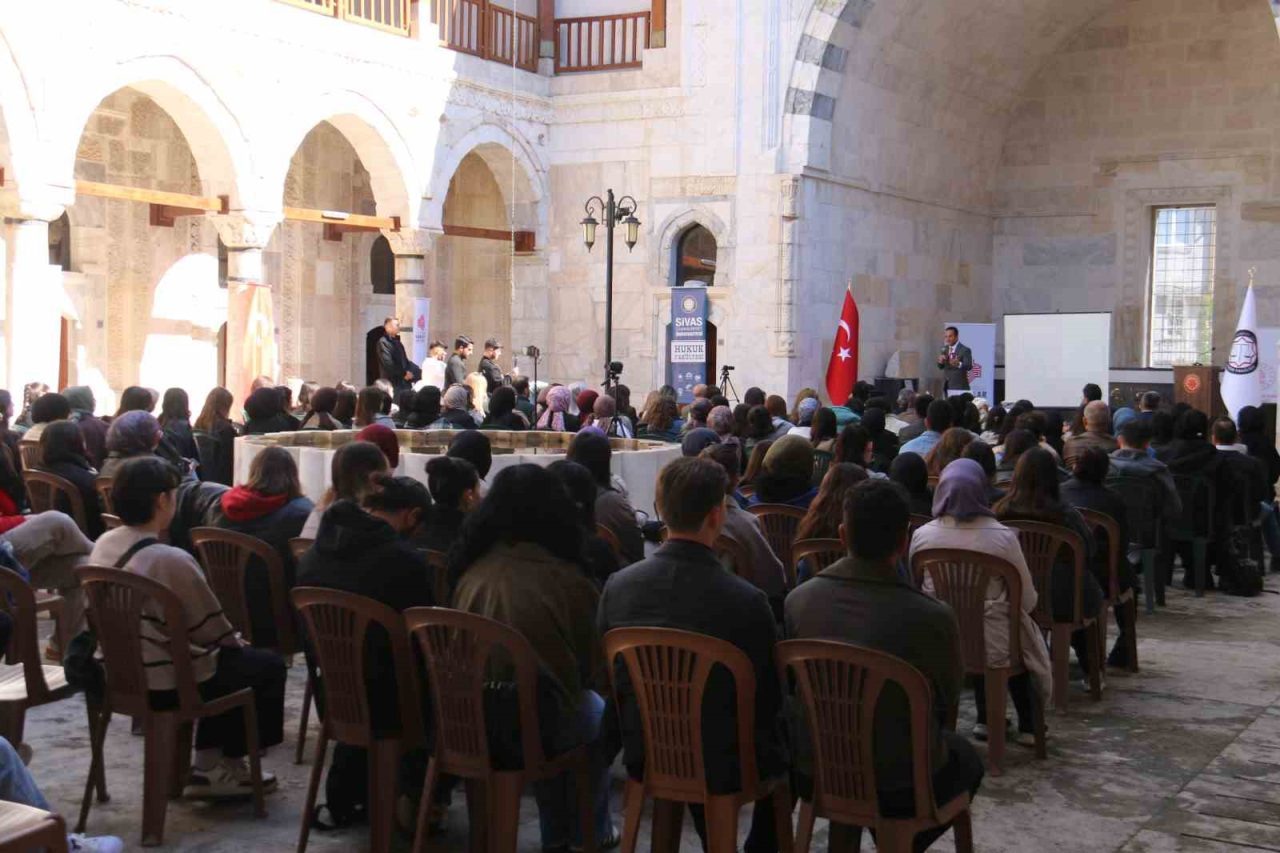 Hukuk Fakültesi öğrencileri dönemin ilk dersini 8 asırlık medresede işledi