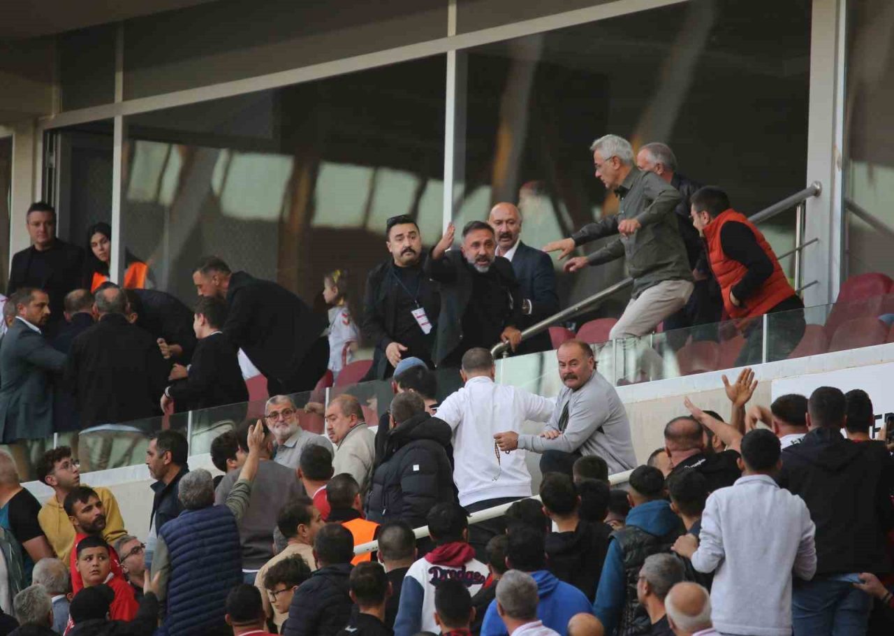 Sivasspor Başkanı Gökhan Karagöl taraftarla tartıştı